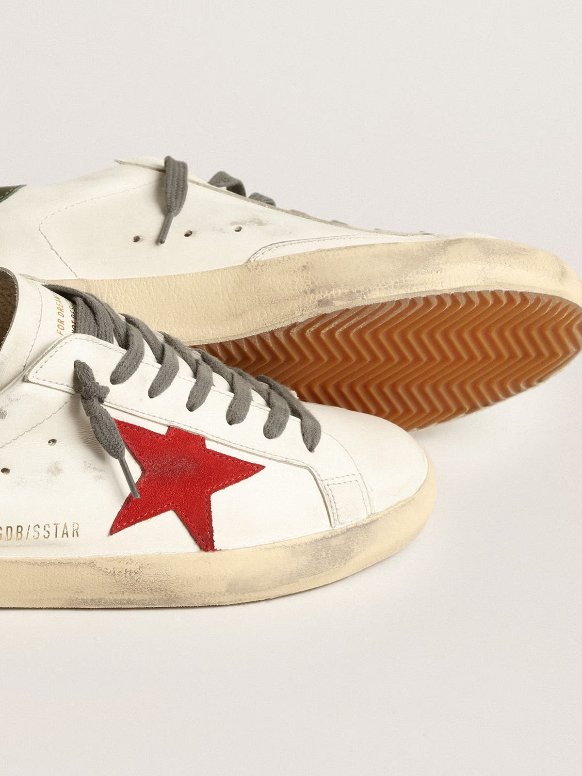 Super-Star avec étoile en daim rouge et contrefort en cuir vert
