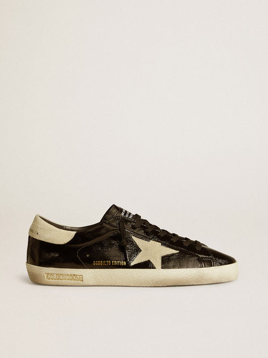 Super-Star LTD en cuir verni noir avec étoile et contrefort en daim