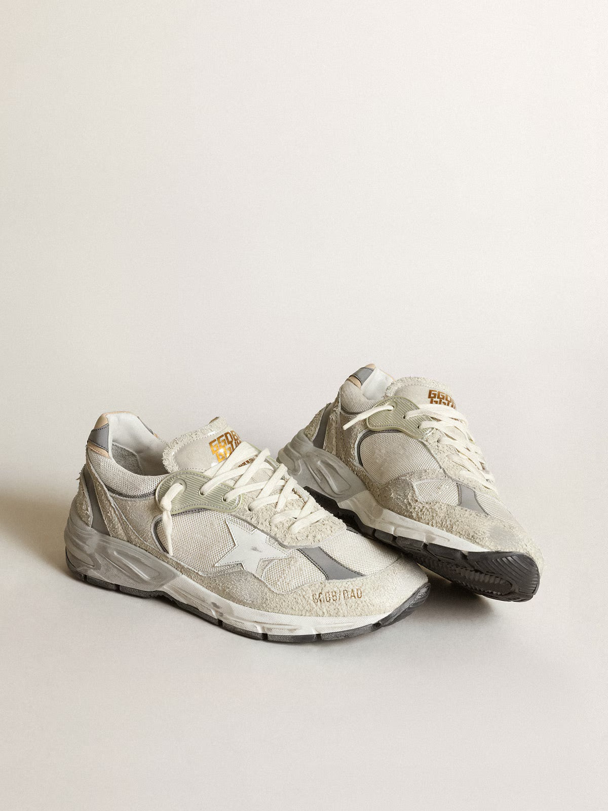 Dad-Star femme en daim blanc et gris avec étoile en cuir blanc