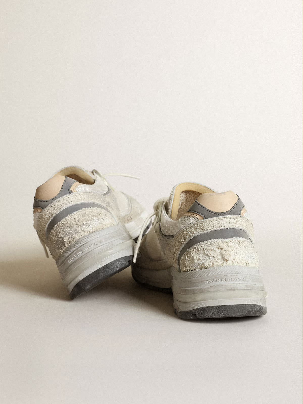 Dad-Star femme en daim blanc et gris avec étoile en cuir blanc